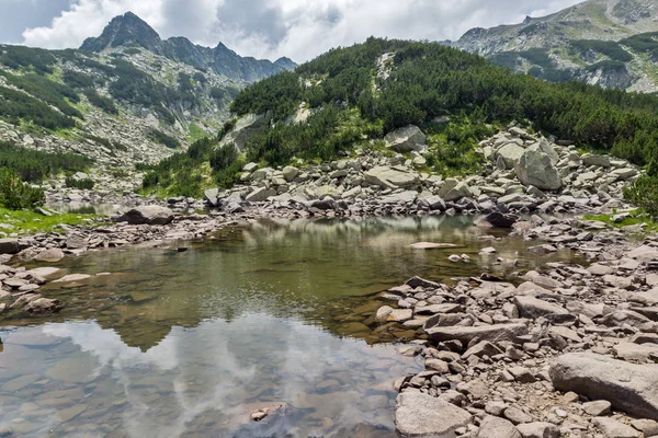 Pemandangan luar biasa dari puncak Rocky dan danau Muratovo Atas, Pirin Mountain — Stok Foto