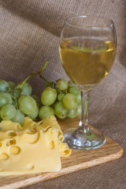 Natürmort bardak beyaz şarap, peynir ve üzüm ile