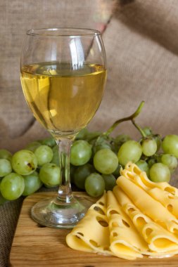 Natürmort bardak beyaz şarap, peynir ve üzüm ile