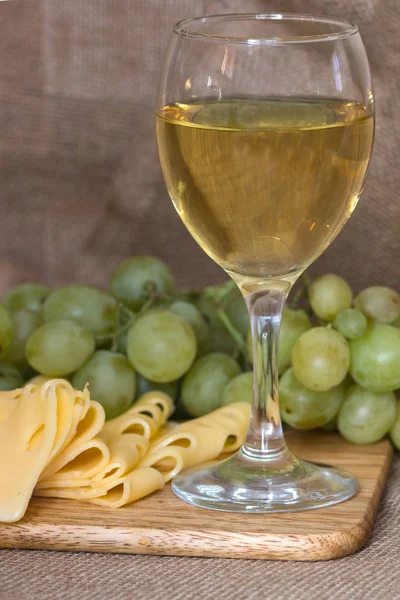 Natürmort bardak beyaz şarap, peynir ve üzüm ile