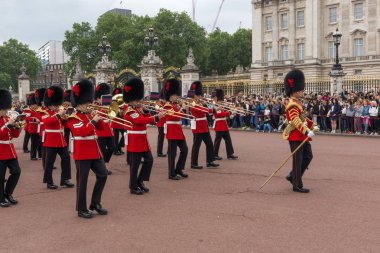 Londra, İngiltere - 17 Haziran 2016: İngiliz Kraliyet muhafızları değiştirme Muhafız Buckingham Sarayı, Londra gerçekleştirmek.