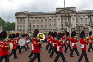 Londra, İngiltere - 17 Haziran 2016: İngiliz Kraliyet muhafızları Buckingham Sarayı, Londra, Birleşik Krallık Muhafızları'nın değiştirilmesi gerçekleştirmek,