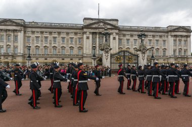 Londra, İngiltere - 17 Haziran 2016: İngiliz Kraliyet muhafızları Buckingham Sarayı, Londra, Birleşik Krallık Muhafızları'nın değiştirilmesi gerçekleştirmek,