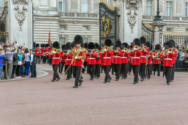 Londra, İngiltere - 17 Haziran 2016: İngiliz Kraliyet muhafızları Buckingham Sarayı, Londra, Birleşik Krallık Muhafızları'nın değiştirilmesi gerçekleştirmek