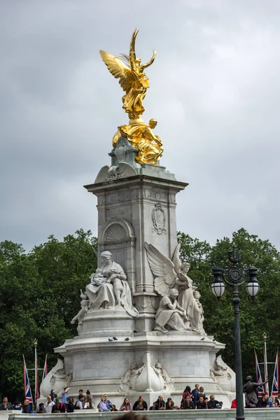 LONDRES, INGLATERRA - 17 DE JUNIO DE 2016: Queen Victoria Memorial frente al Palacio de Buckingham, Londres, Inglaterra , — Foto de Stock