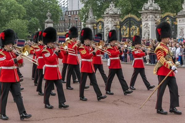 Londra, İngiltere - 17 Haziran 2016: İngiliz Kraliyet muhafızları Buckingham Sarayı, Londra, Birleşik Krallık Muhafızları'nın değiştirilmesi gerçekleştirmek,