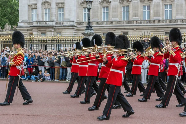 Londra, İngiltere - 17 Haziran 2016: İngiliz Kraliyet muhafızları değiştirme Muhafız Buckingham Sarayı, Londra gerçekleştirmek.
