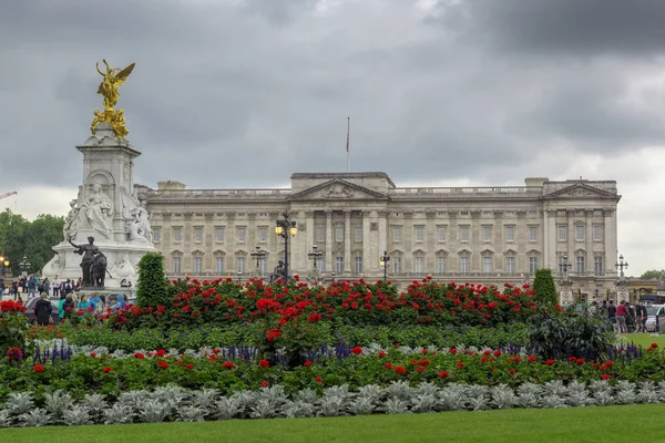 LONDRES, INGLATERRA - 17 DE JUNIO DE 2016: Panorama del Palacio de Buckingham en Londres — Foto de Stock