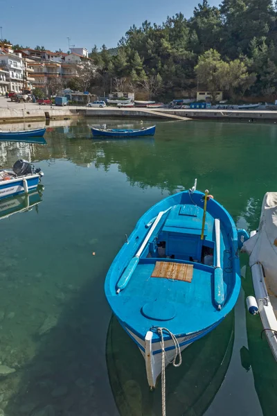 Barco no porto de Limenaria, ilha de Thassos, Macedónia Oriental e Trácia — Fotografia de Stock