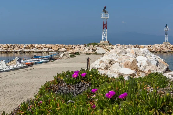 Meraviglioso paesaggio marino con fiori primaverili e molo a Skala Sotiros, isola di Taso, Macedonia orientale e Tracia — Foto Stock