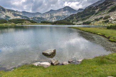 Banderishki Kınalı tepe ve yansıma Muratovo göl, Pirin Dağı