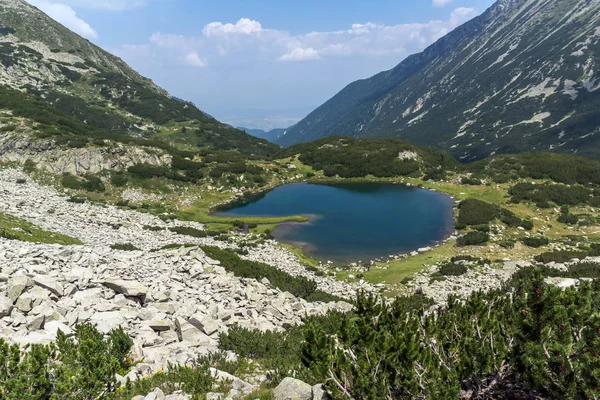 Felsigen Gipfeln und oberen Muratowo See, Pirin Berg — Stockfoto