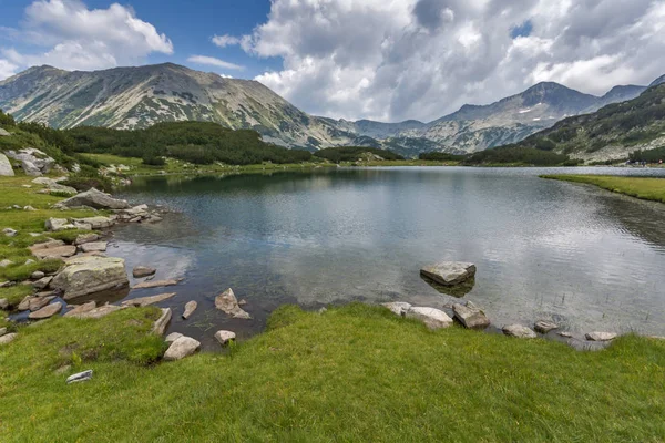 Landscape of Banderishki Chukar and Todorka Peaks and reflection in Muratovo lake — Stok Foto
