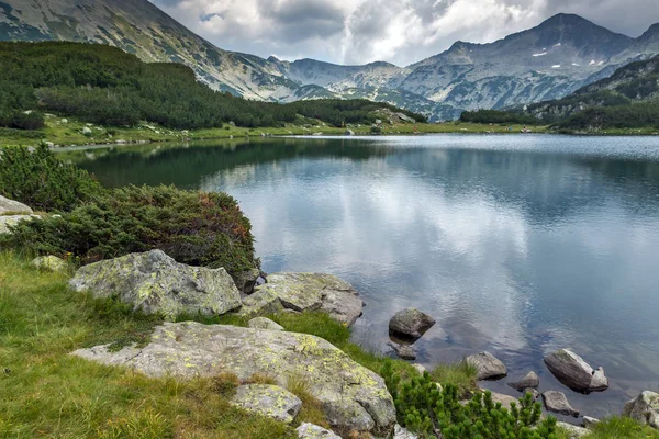 Riflessione del picco chukar Banderishki nel lago Muratovo, Pirin Mountain — Foto Stock