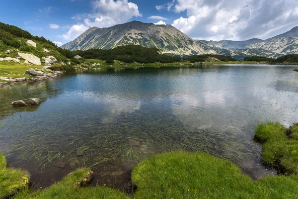 Puncak Todorka dan refleksi di Danau Muratovo, Gunung Pirin — Stok Foto