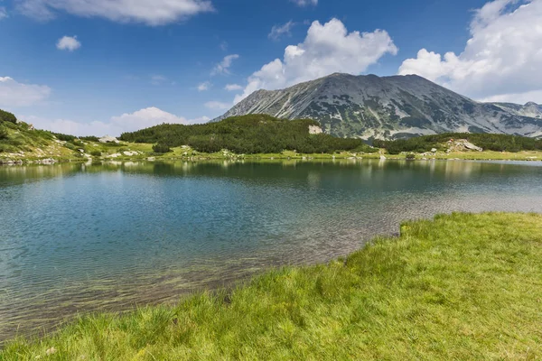 Landscape of Todorka Peak and reflection in Muratovo lake, Pirin Mountain — Stok Foto