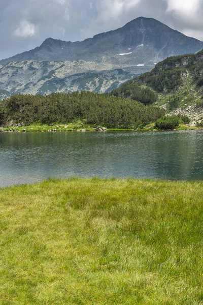 Erstaunliches Panorama von Banderishki chukar und Reflexion in Muratovo See, Pirin Berg — Stockfoto