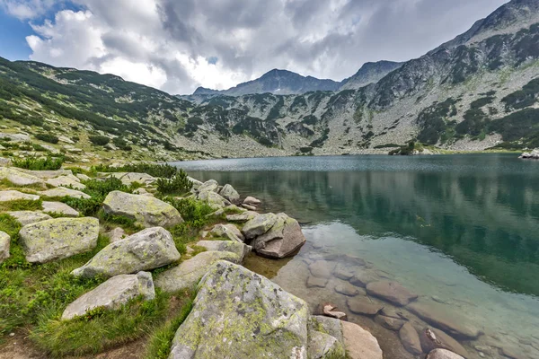 Panorama incredibile di Banderishki Chukar Peak e The Fish Lake, Pirin Mountain — Foto Stock