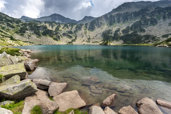 Increíble paisaje del pico Banderishki Chukar y el lago de los peces, montaña Pirin —  Fotos de Stock