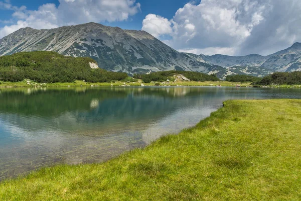 Landscape of Todorka Peak and reflection in Muratovo lake, Pirin Mountain — Stok Foto