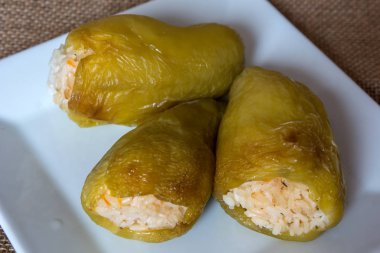 pirinç ve baharat ile Közlenmiş biber dolması