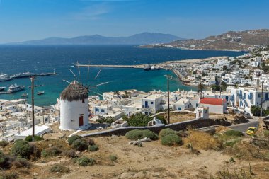 Panoramik beyaz yel değirmeni ve Mikonos Adası, Cyclades