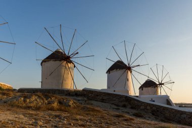 Günbatımı beyaz yel değirmenleri ve Ege Denizi Adası Mykonos, Cyclades