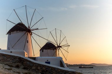 Mykonos Adası, Cyclades şaşırtıcı günbatımı ve beyaz yel değirmenleri