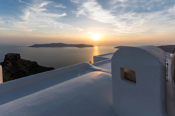 Increíble vista al atardecer desde la ciudad de Imerovigli hasta el volcán, isla de Santorini, Thira , — Foto de Stock