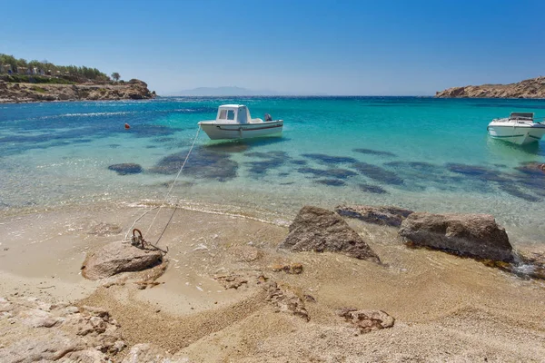 Aguas limpias de la playa de Paranga en la isla de Mykonos, Ciclades — Foto de Stock