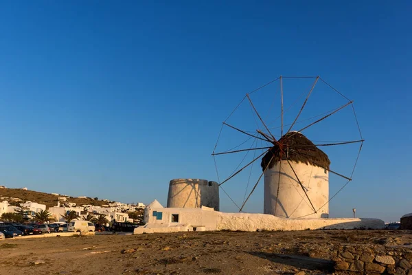 Les derniers rayons du soleil sur les moulins à vent blancs sur l'île de Mykonos , — Photo