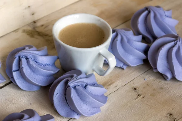 Biscuits meringue bleu français et tasse de café — Photo