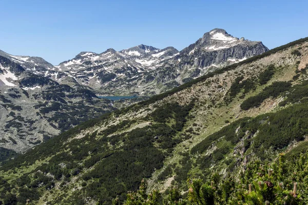 Increíble Panorama del lago Popovo, los picos de Dzhangal y Kamenitsa en la montaña Pirin —  Fotos de Stock