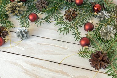 Çam kozalakları ve oyuncak şubeleri ile Noel dekorasyon