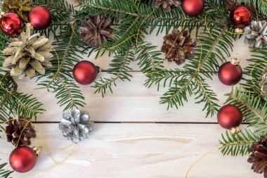 Çam kozalakları ve oyuncak şubeleri ile Noel dekorasyon