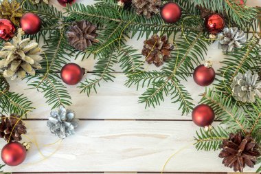 Çam kozalakları ve oyuncak şubeleri ile Noel dekorasyon