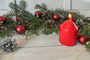 Çam kozalakları ve oyuncak şubeleri ile Noel dekorasyon