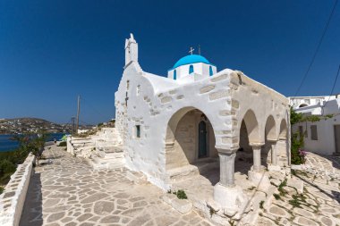 Kasaba Parakia, Paros Adası, Cyclades mavi çatılı beyaz chuch,