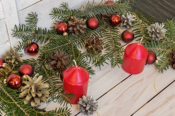 Kerstdecoratie met takken van Spar kegels en speelgoed — Stockfoto