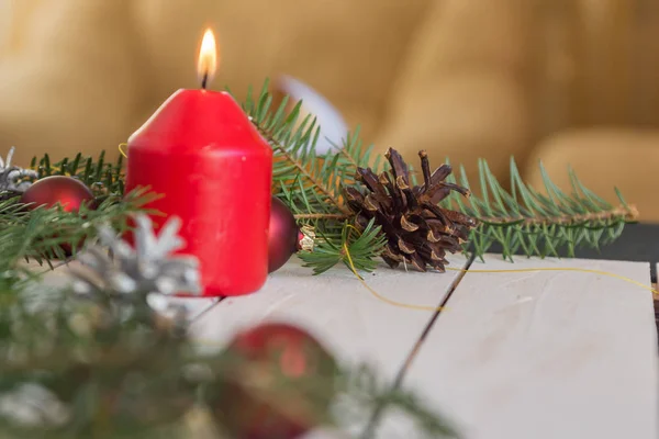 Kerstdecoratie met takken van Spar kegels en speelgoed — Stockfoto