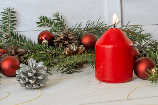 Kerstdecoratie met takken van Spar kegels en speelgoed — Stockfoto