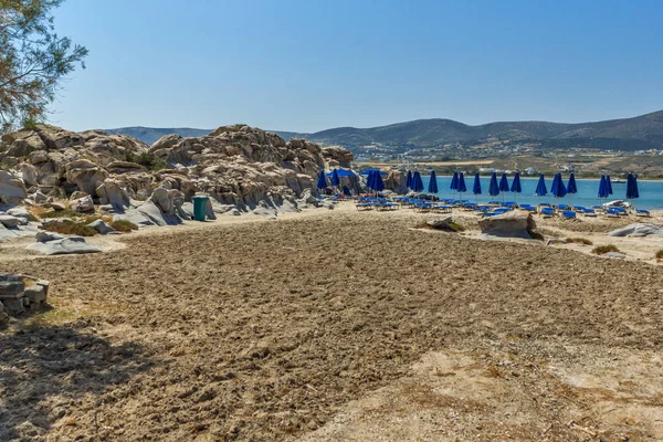 Чистые воды и скальные образования пляжа Колымбитра, острова Парос, Киклады — стоковое фото