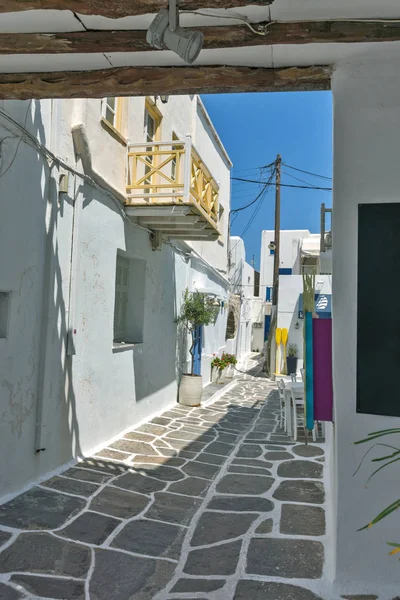 Calle típica de la ciudad de Naoussa, isla de Paros, Ciclades — Foto de Stock