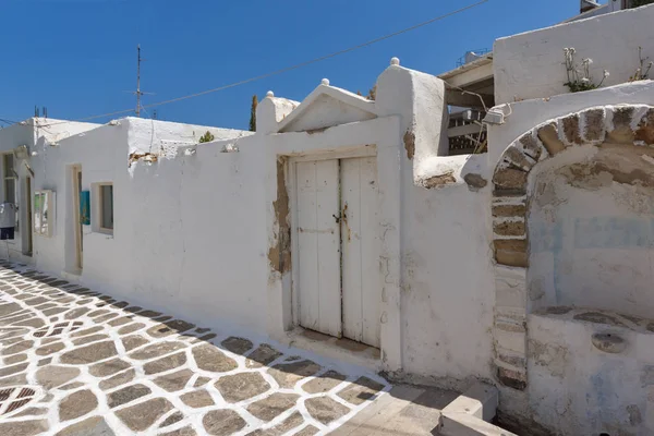 Oude witte huis in Naoussa stad, eiland Paros, Cycladen — Stockfoto