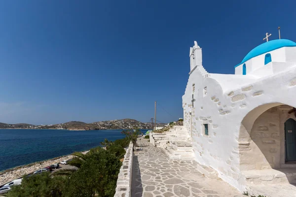 Paysage marin incroyable avec chuch blanc avec toit bleu dans la ville de Parakia, île de Paros, Cyclades — Photo