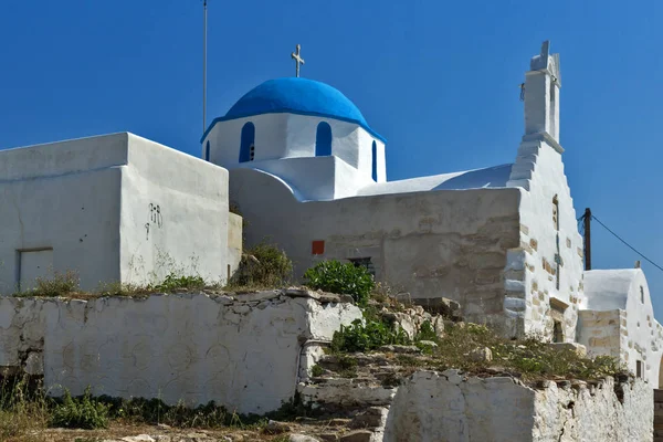 Vit chuch med blått tak i staden av Parakia, ön Paros, Cykladerna — Stockfoto