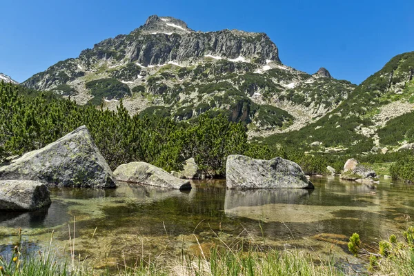 Batu-batu di air danau Banski dan puncak Dzhangal, Pirin Mountain — Stok Foto