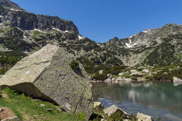 Fantastiska landskap med Banski sjöar och små Polezhan peak, Pirin berget — Stockfoto