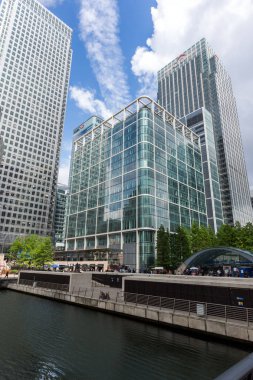 Londra, İngiltere - 17 Haziran 2016: İşletme binası ve gökdelen Canary Wharf, Londra, İngiltere