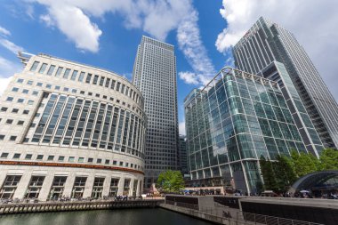 Londra, İngiltere - 17 Haziran 2016: İşletme binası ve gökdelen Canary Wharf, Londra, İngiltere